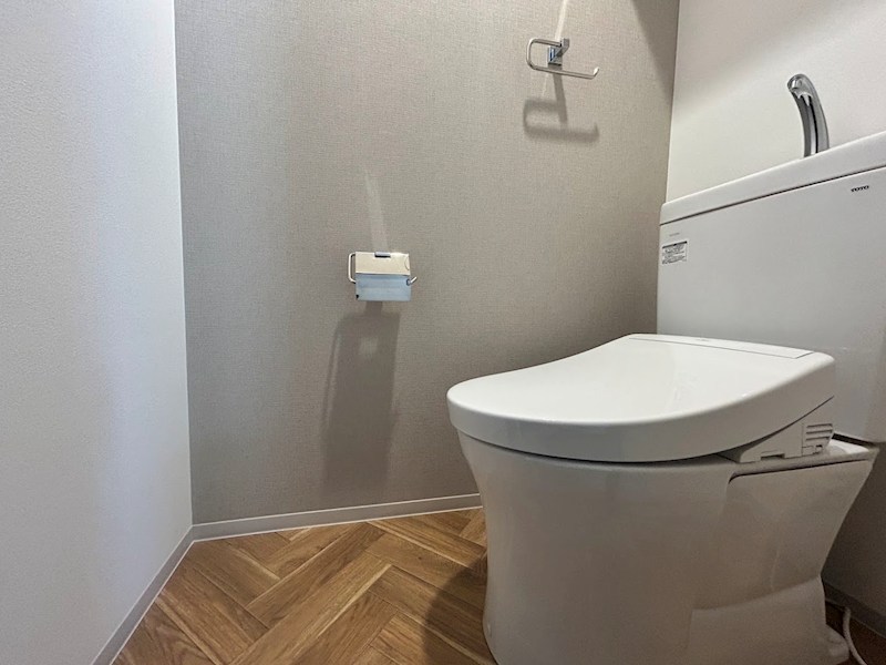 トイレ　：　ヘリンボーン柄の床がおしゃれ