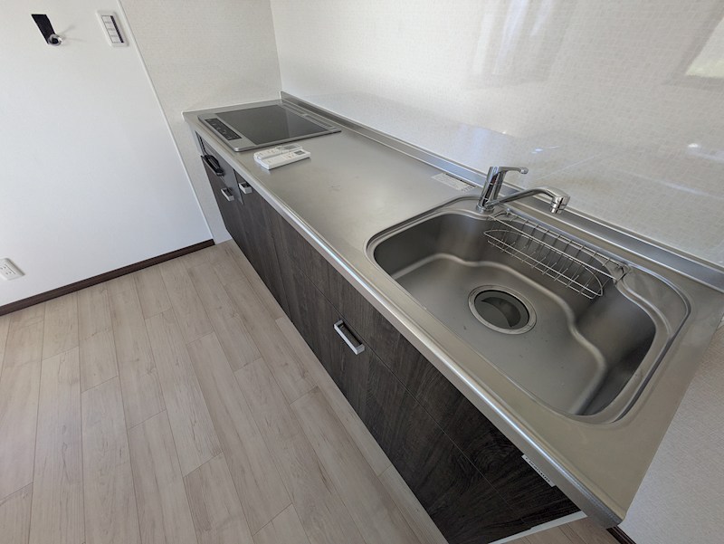 キッチン　：　お手入れ簡単で収納豊富なIHシステムキッチン