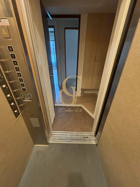 玄関　１階エレベーターから自宅玄関へ直結！