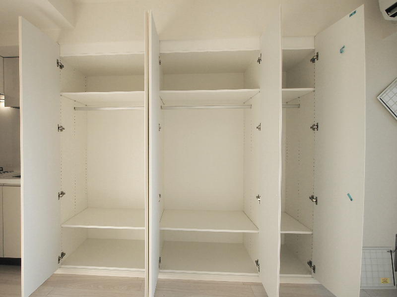収納　【居室１０．２帖】クローゼット※同タイプ参考写真
