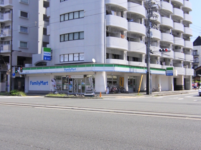 コンビニ　ファミリーマート本町六丁目店（コンビニ）まで450m
