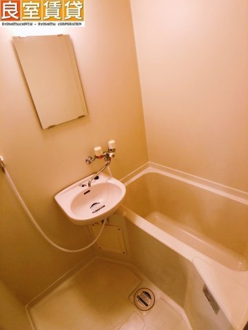 バス・シャワールーム　洗面台付き浴室