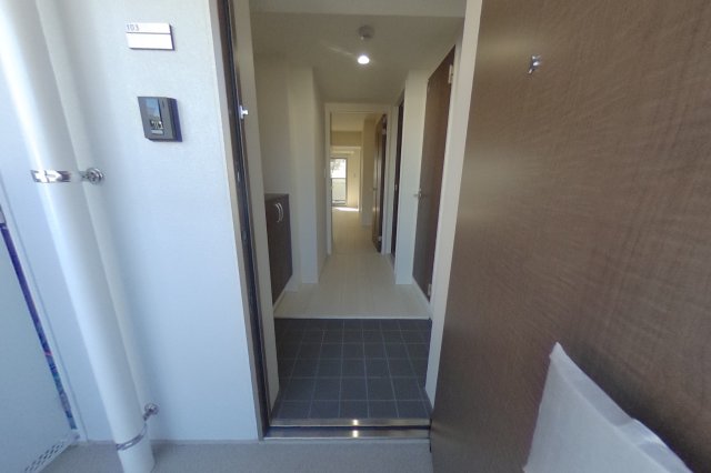 玄関　2021年1月撮影　現況が相違する場合は現況を優先致します。