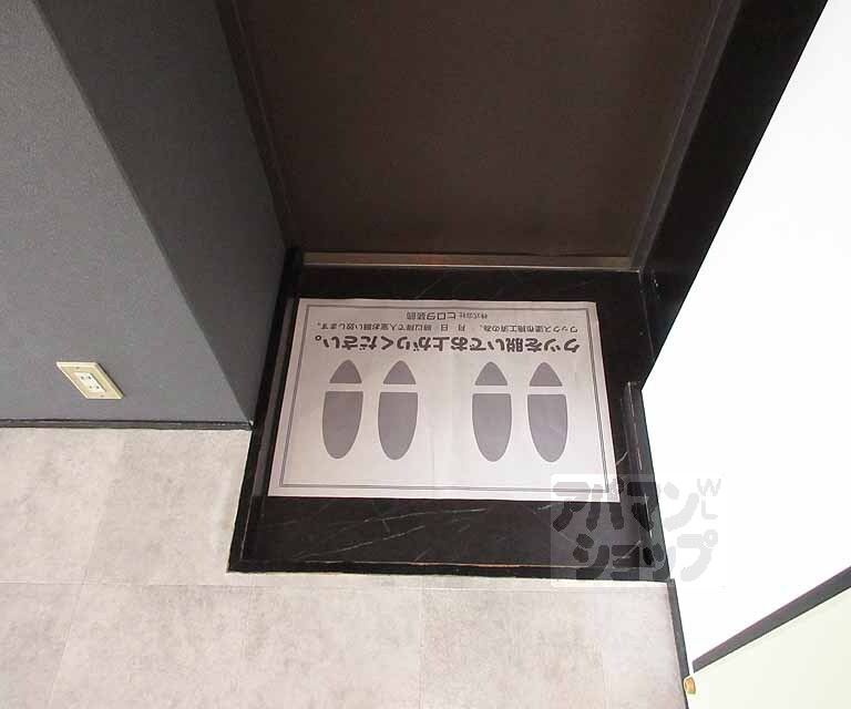 玄関　一人暮らしには十分の広さです