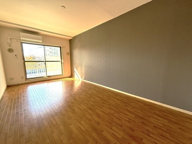 居室・リビング　※別号室の写真となります。