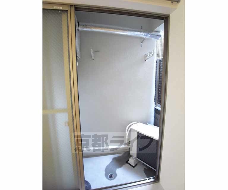 バルコニー　プチ物干しスペースも完備