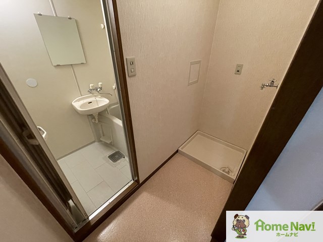 洗面設備　洗濯機は室内に置けます。