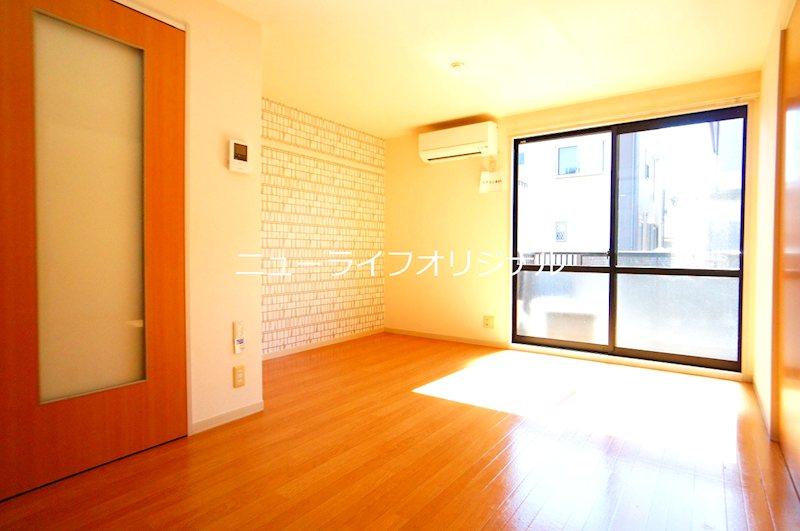 居室・リビング　陽光を集める南向きの大きな窓のあるお部屋☆