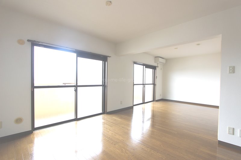 居室・リビング　窓が２箇所で明るいリビング