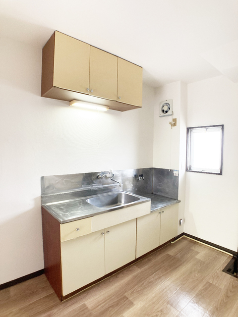 キッチン　※補修前の参考画像の為、設備等は現況優先。