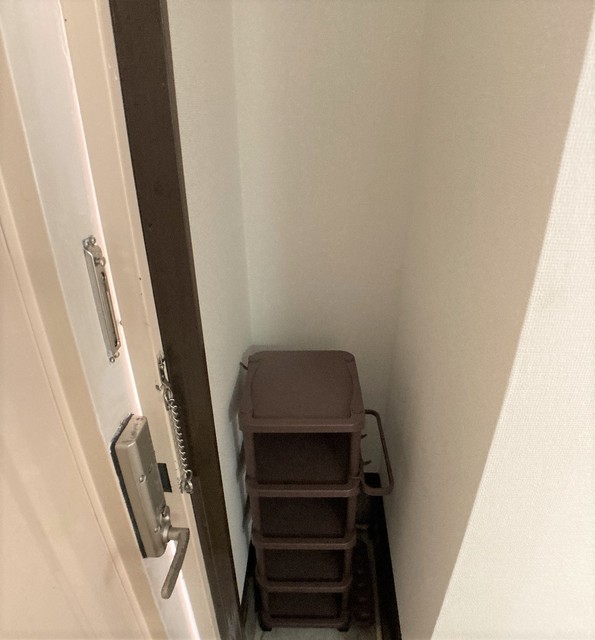 玄関　※補修前の参考画像の為、設備等は現況優先。