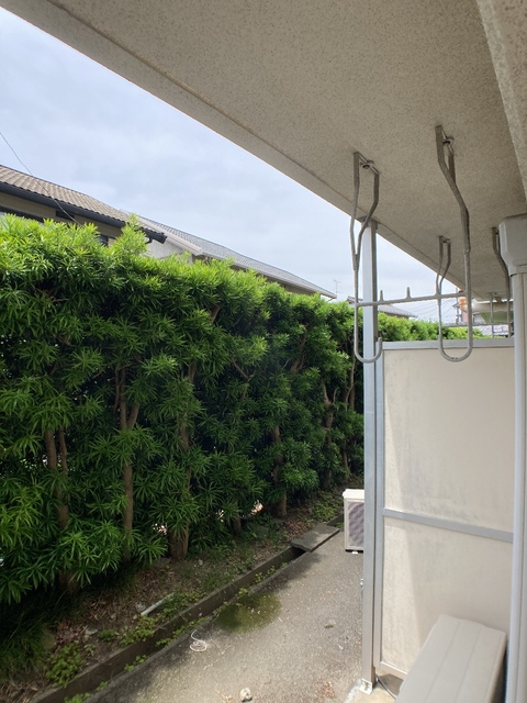 バルコニー　※補修前の参考画像の為、設備等は現況優先。