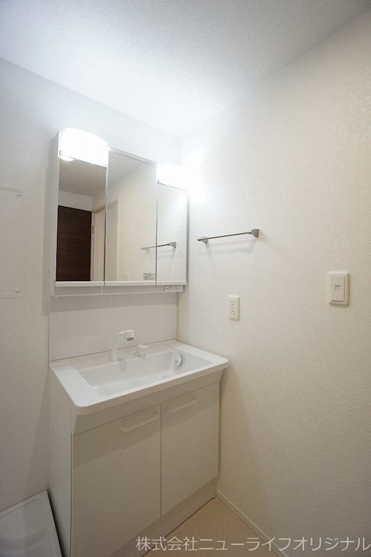 洗面設備　シャワー付き洗面台で忙しい朝でも楽に身支度が出来ます☆