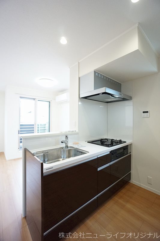 キッチン　3口コンロ、グリル付きのシステムキッチンです☆