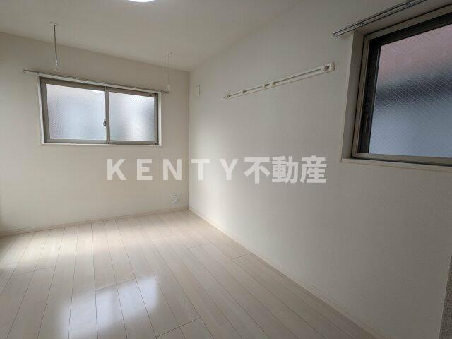 その他部屋・スペース　広くて明るい寝室