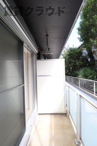 バルコニー　陽が出ている時間はポカポカ気持ちよく過ごせそうですね♪