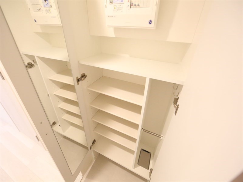 玄関　玄関　シューズボックス付（収納充実してます）