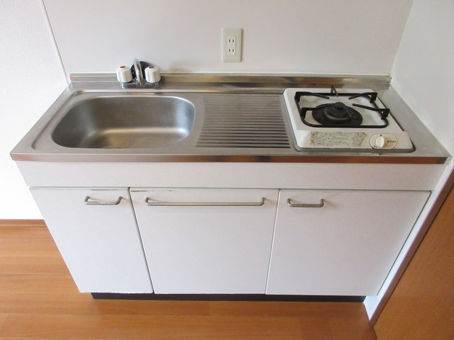 キッチン　１口ガスコンロ備え付け。まな板も置けます
