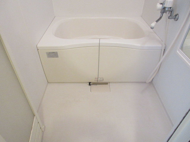 バス・シャワールーム　浴槽が広くゆったりとくつろげます