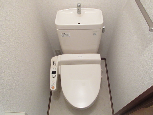 トイレ　洋式便座。ウォシュレットを完備