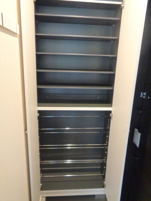 玄関　玄関にはシューズボックスあり