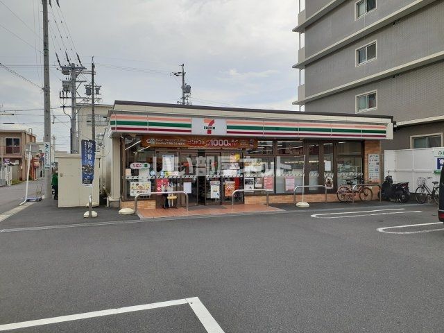 コンビニ　セブンイレブン 鈴鹿白子駅前店（コンビニ）まで538m