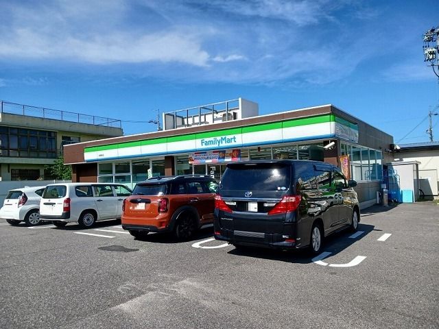 コンビニ　ファミリーマート（コンビニ）まで220m