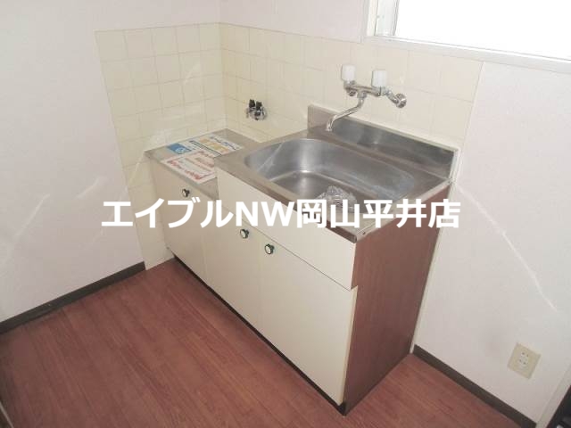 キッチン　同物件別部屋の写真です