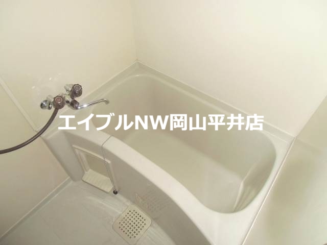 バス・シャワールーム　同物件別部屋の写真です