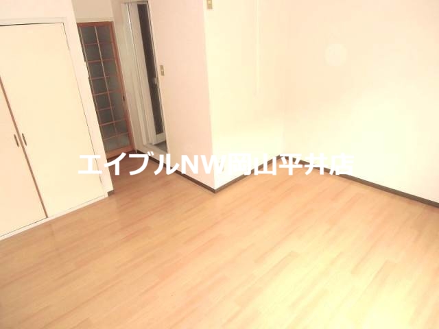 居室・リビング　同物件別部屋の写真です