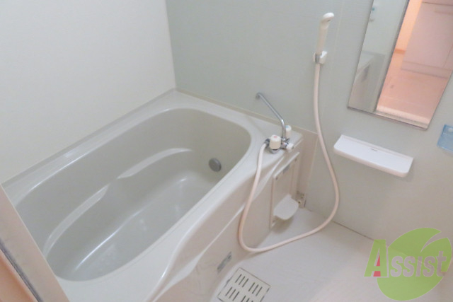 バス・シャワールーム　バスルームは狭すぎず、シャワーも浴びやすそうです。