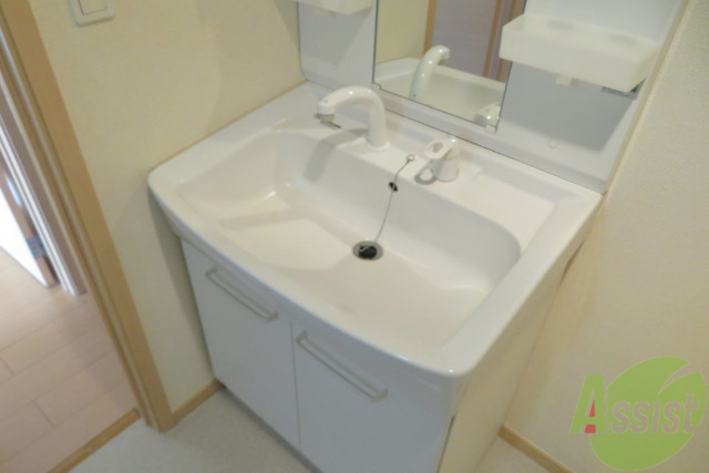 洗面設備　洗面台は独立していて、朝の準備も捗りそうです。