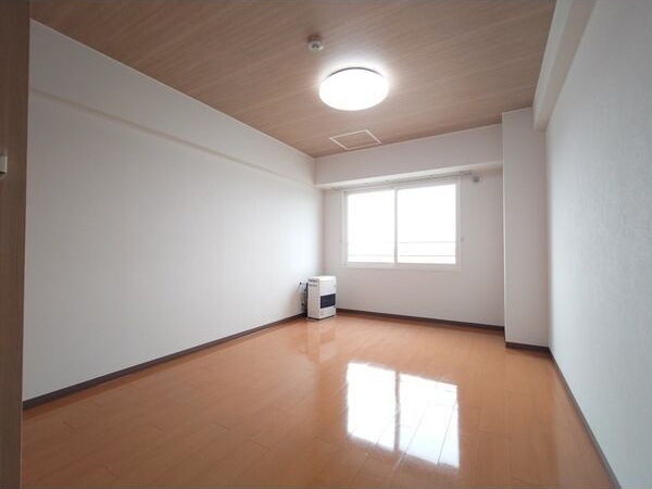 居室・リビング　明るい居間で気持ちまで明るくなりますね！