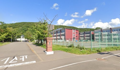 中学校　室蘭市立桜蘭中学校（中学校）まで644m