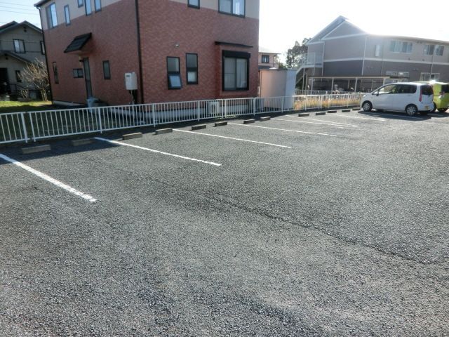 駐車場　広々駐車場で駐車らくらくです！
