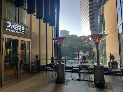 コンビニ　ファミマ東京ガーデンテラス店（コンビニ）まで609m