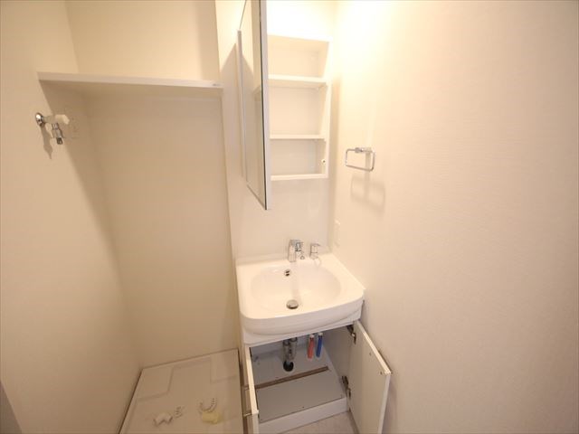 洗面設備　脱衣所　独立洗面台（シャンプードレッサー付）収納スペース有