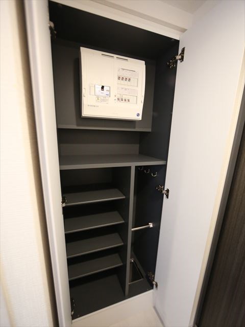 玄関　玄関　シューズボックス付（収納充実してます）