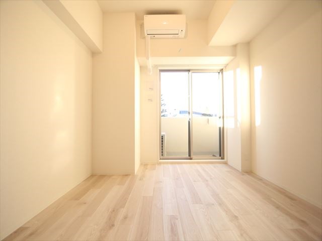 バルコニー　洋室8.1帖　エアコン完備　バルコニー