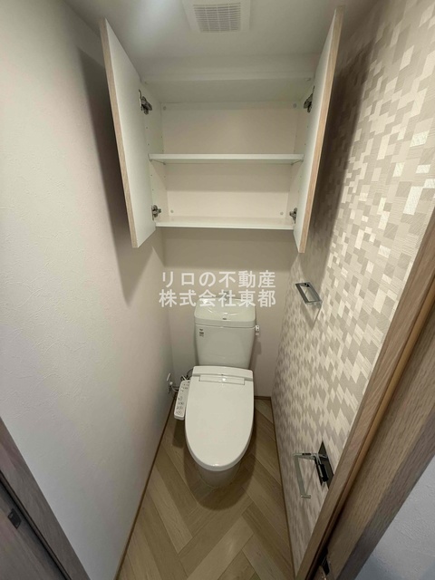トイレ　上部にある収納棚へ収納可能です♪