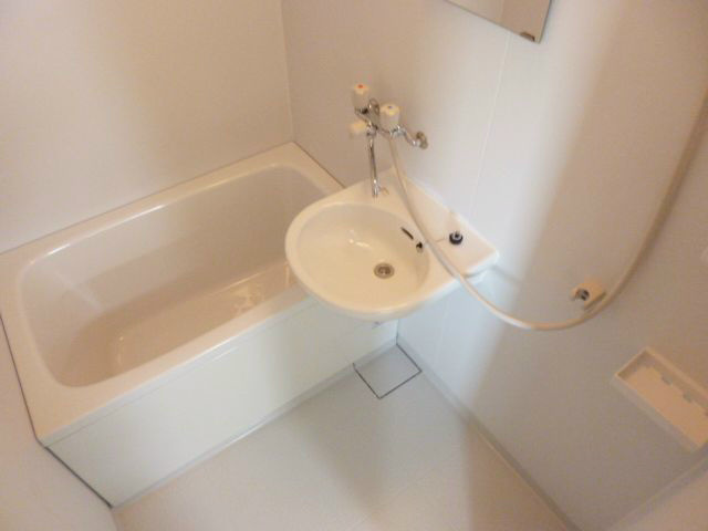 バス・シャワールーム　バストイレ別、綺麗な浴室です。