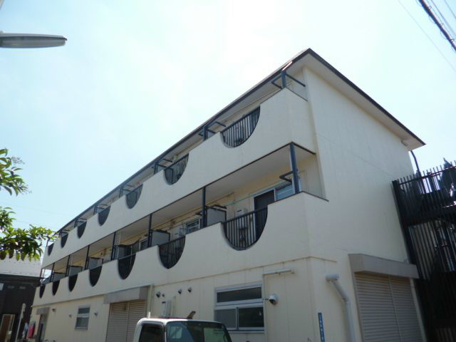建物外観　フリーレント1ヶ月付きの物件です。近隣に買い物施設もあって便