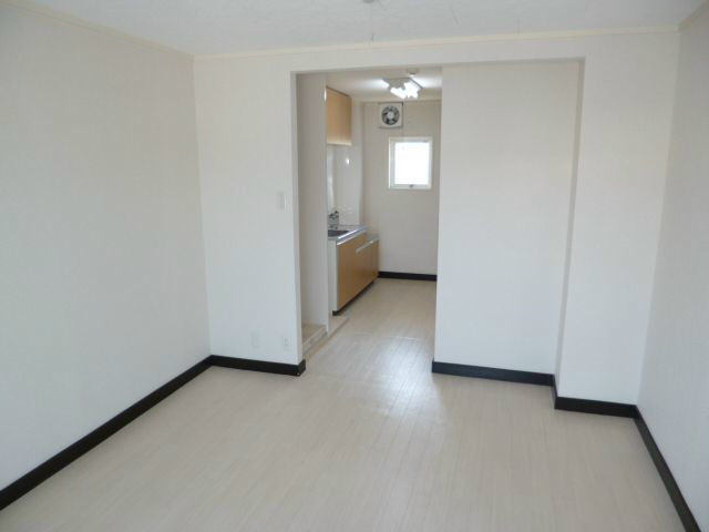 居室・リビング　リノベーションされた室内です。