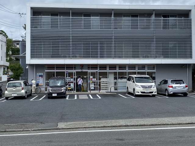 コンビニ　セブンイレブン（コンビニ）まで611m