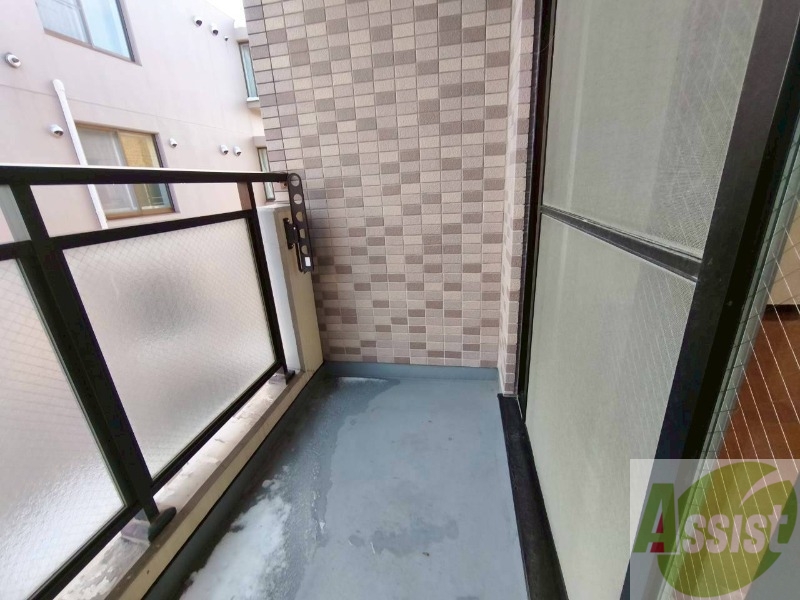 バルコニー　バルコニーは幅があり、広い印象を受けました。