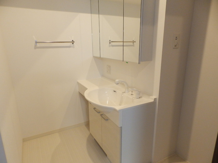 洗面設備　明るい洗面所です