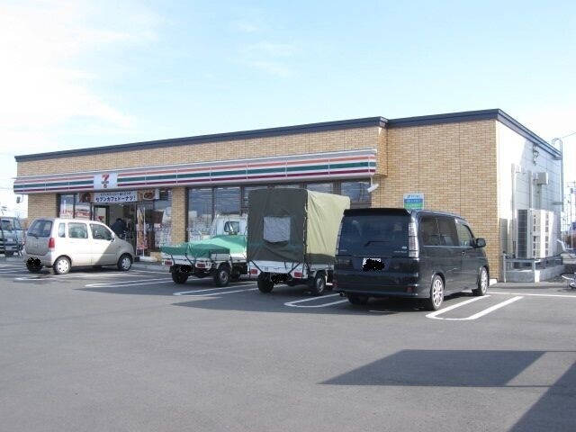 コンビニ　セブンイレブン明徳店（コンビニ）まで777m