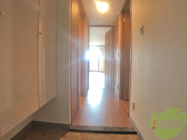 玄関　玄関からの目線です。光が差し込む素敵なお部屋ですよ。