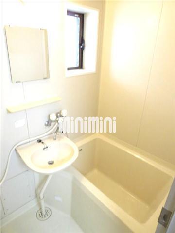 バス・シャワールーム　窓が有って明るいオフロ