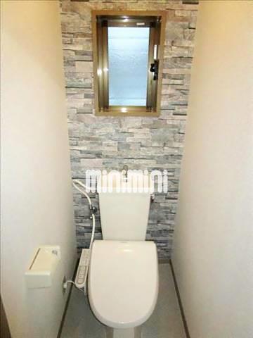 トイレ　アクセントクロスでお洒落なトイレ